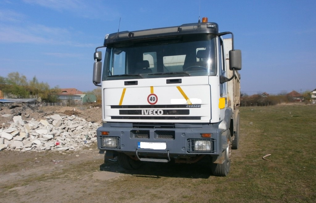 Rampa clandestina de deseuri in Timisoara. Soferul unei autoutilitare, prins in timp ce abandona moloz pe domeniul public