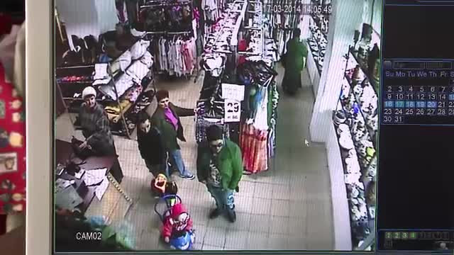 Sase tineri din Sibiu, surprinsi de camere in timp ce fura haine dintr-un magazin. Greseala care i-a dat de gol. VIDEO