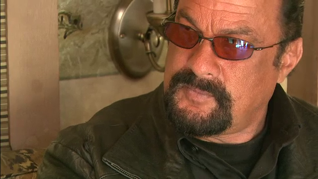 Steven Seagal, implicat într-o ceremonie neobişnuită în Rusia, cu un buzdugan şi un bici. VIDEO