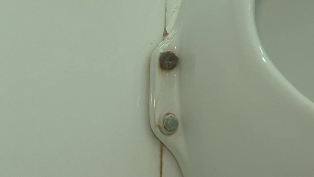 40.000 de euro pentru renovarea a doua toalete publice din Bistrita. Niciun obiect sanitar nu a fost insa schimbat