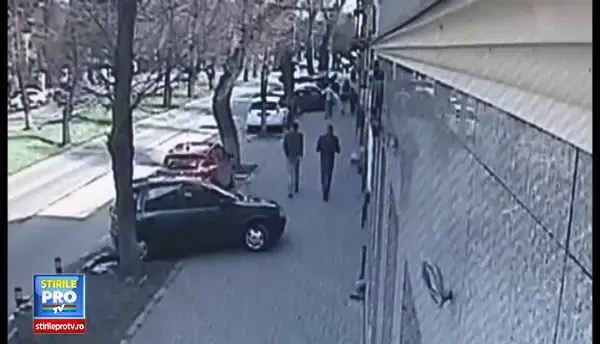 Un tanar fara permis a ajuns cu masina in zidul unei case