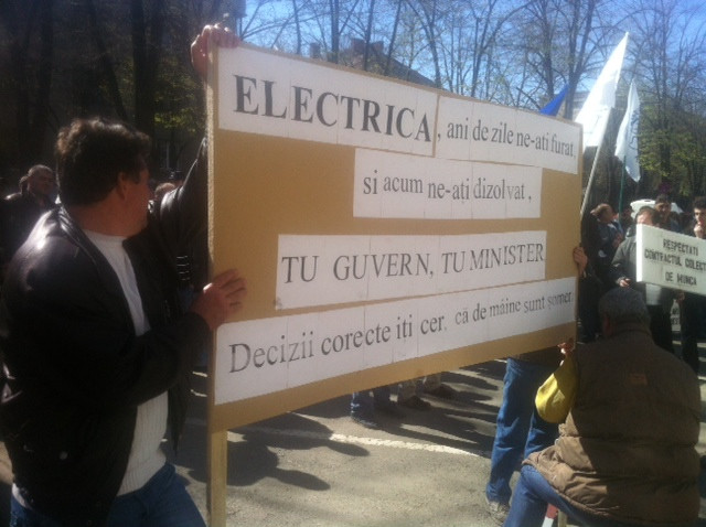 Peste 100 de angajati de la Electrica protesteaza in fata Prefecturii Timis. De ce sunt nemultumiti