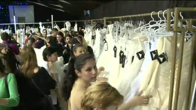 Nebunie ca de Black Friday la targul de nunti din Capitala. Sute de tinere s-au asezat la coada de la 8 dimineata