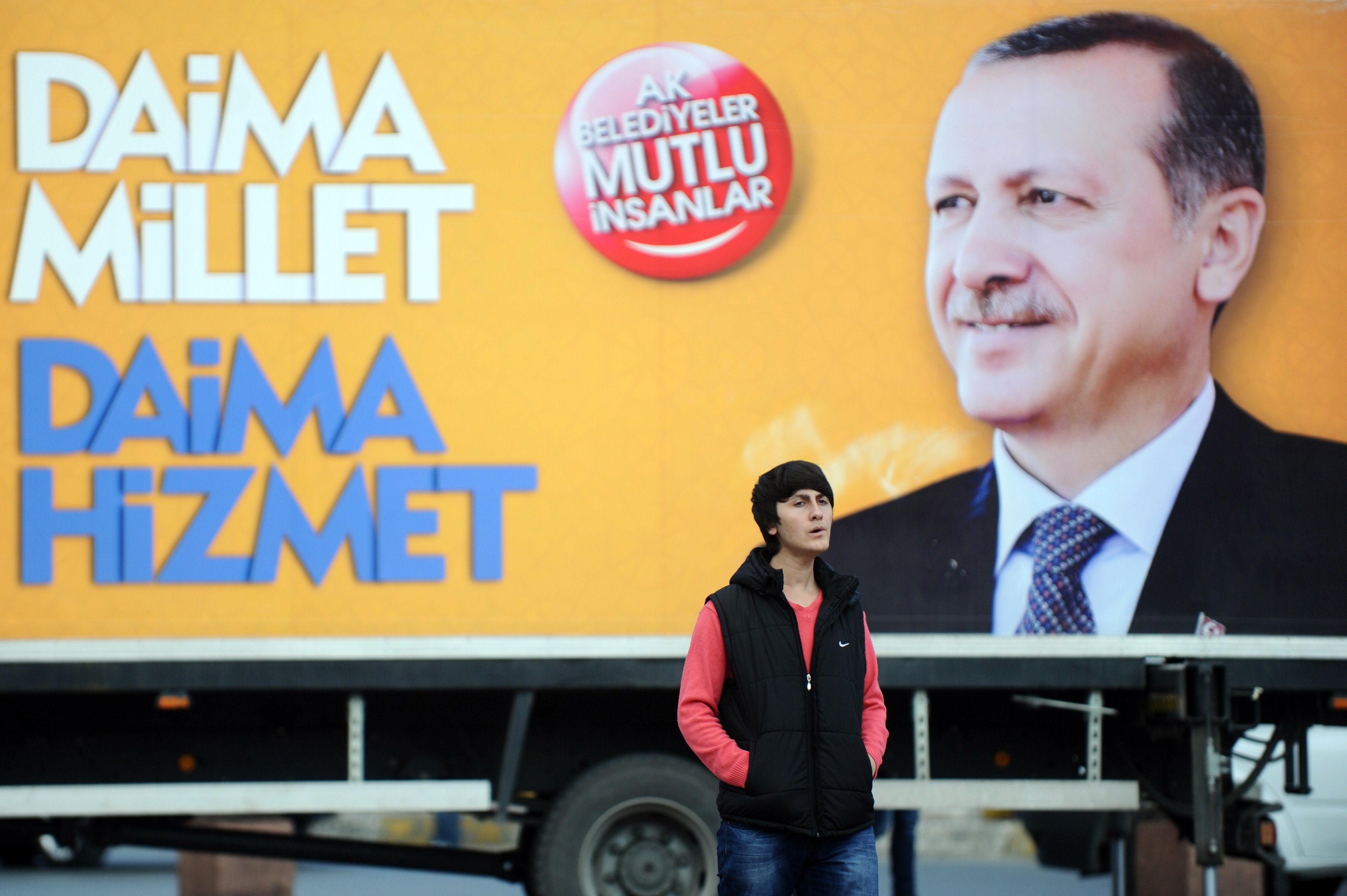 Scandal in Turcia cu cateva zile inainte de "referendumul" contra lui Erdogan. Twitterul a fost blocat "ca in Coreea de Nord"