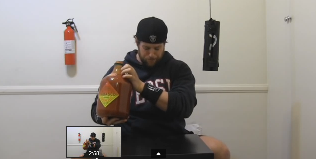 In lupta cu sosul Tabasco. Reactia unui barbat dupa ce a incercat sa bea 4 litri de sos picant