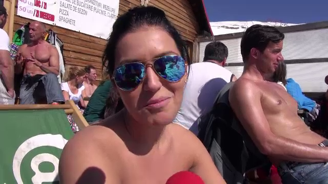 La munte, turistii au schiat sambata in tricou si pantaloni scurti. Curajosii au facut baie in zapada la cota 2000