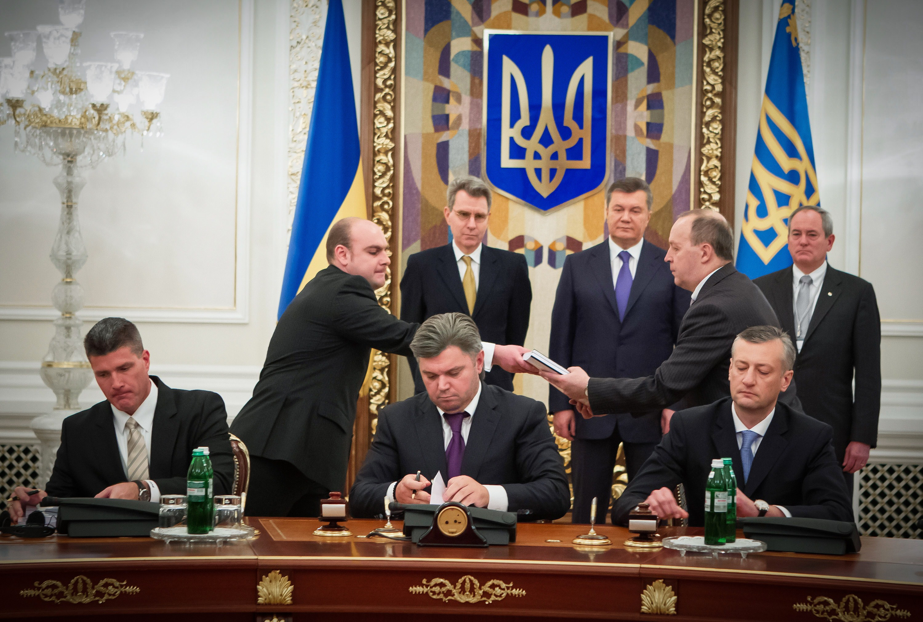 Politia din Ucraina a ridicat 42 de kg de aur si 4,8 milioane de dolari cash din casa fostului ministru al Energiei