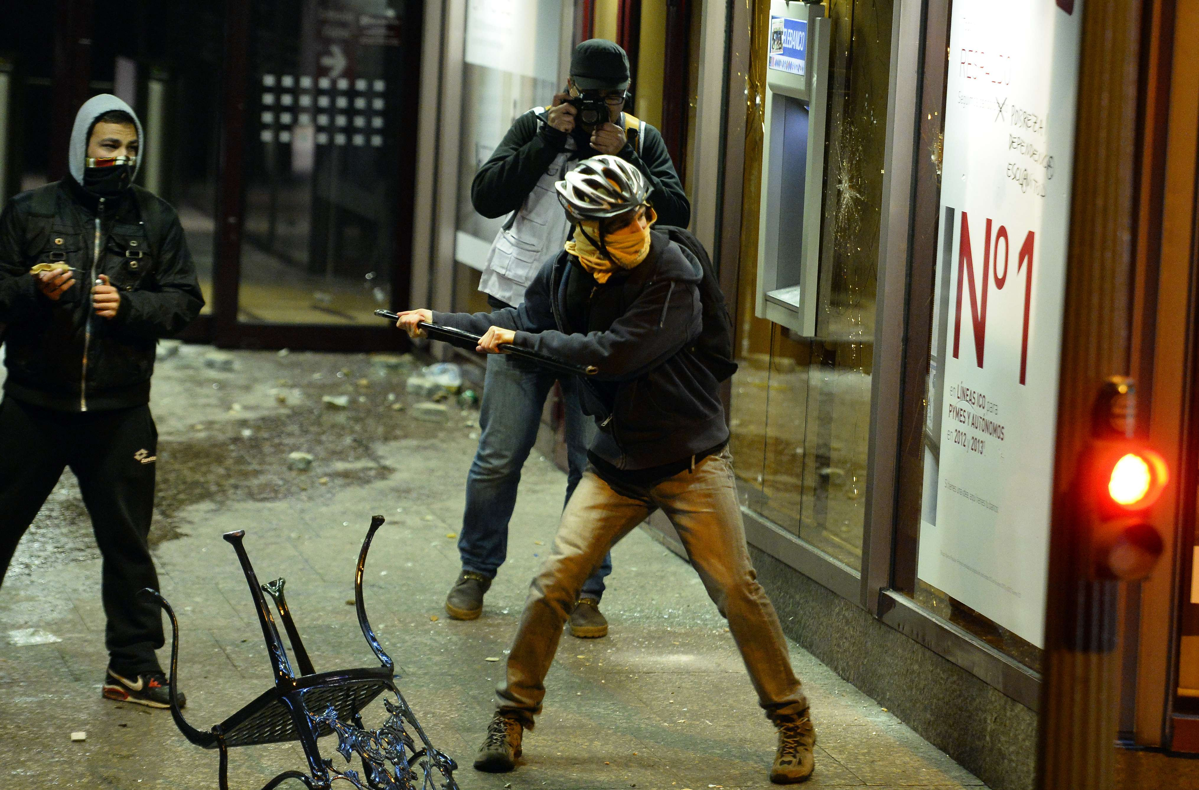 Strazile din Madrid, camp de lupta sambata noapte. Zeci de mii de oameni din toata tara au protestat impotriva Guvernului