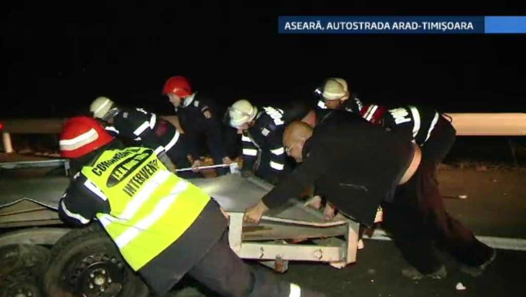 Accident grav pe autostrada Arad-Timisoara. Un barbat a fost prins la mijloc intre doua masini care s-au ciocnit