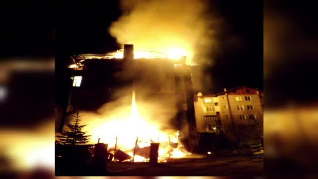 Un bloc intreg a fost inghitit de flacari intr-un oras din Suceava. Apartamentele de la ultimul etaj nu mai au acoperis