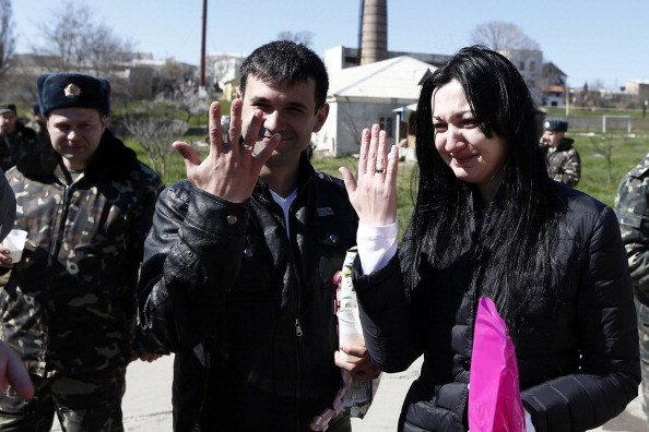 Doi ucraineni s-au casatorit sambata sub asediu in Crimeea. La cateva ore dupa nunta, baza lor a fost cucerita de rusi