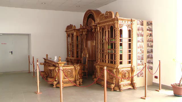 Biroul lui Ceausescu a fost dorit de Elton John. Creat de 3 arhitecti si 18 sculptori, cabinetul e scos acum la licitatie