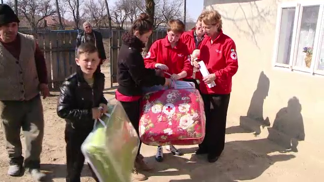 Povestea zecilor de liceeni din Iasi care au renuntat la cluburi pentru a avea grija de batranii din satele izolate