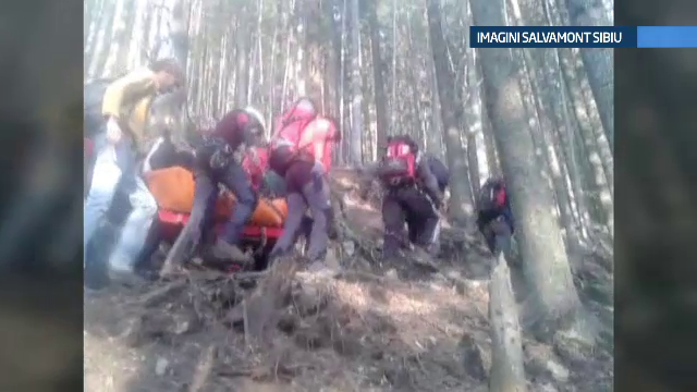 Operatiune spectaculoasa pentru salvarea unui motociclist. Barbatul cazuse intr-o rapa adanca de 40 de metri