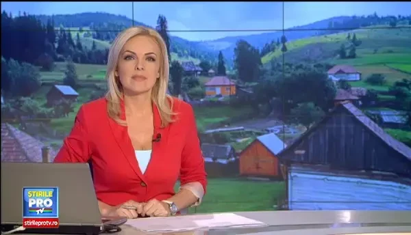 Povestea zecilor de liceeni din Iasi care au renuntat la cluburi pentru a avea grija de batranii din satele izolate