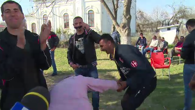 Unii se rugau in biserica, altii petreceau langa lacasul sfant. Scandal mare in Dambovita intre localnici si enoriasi