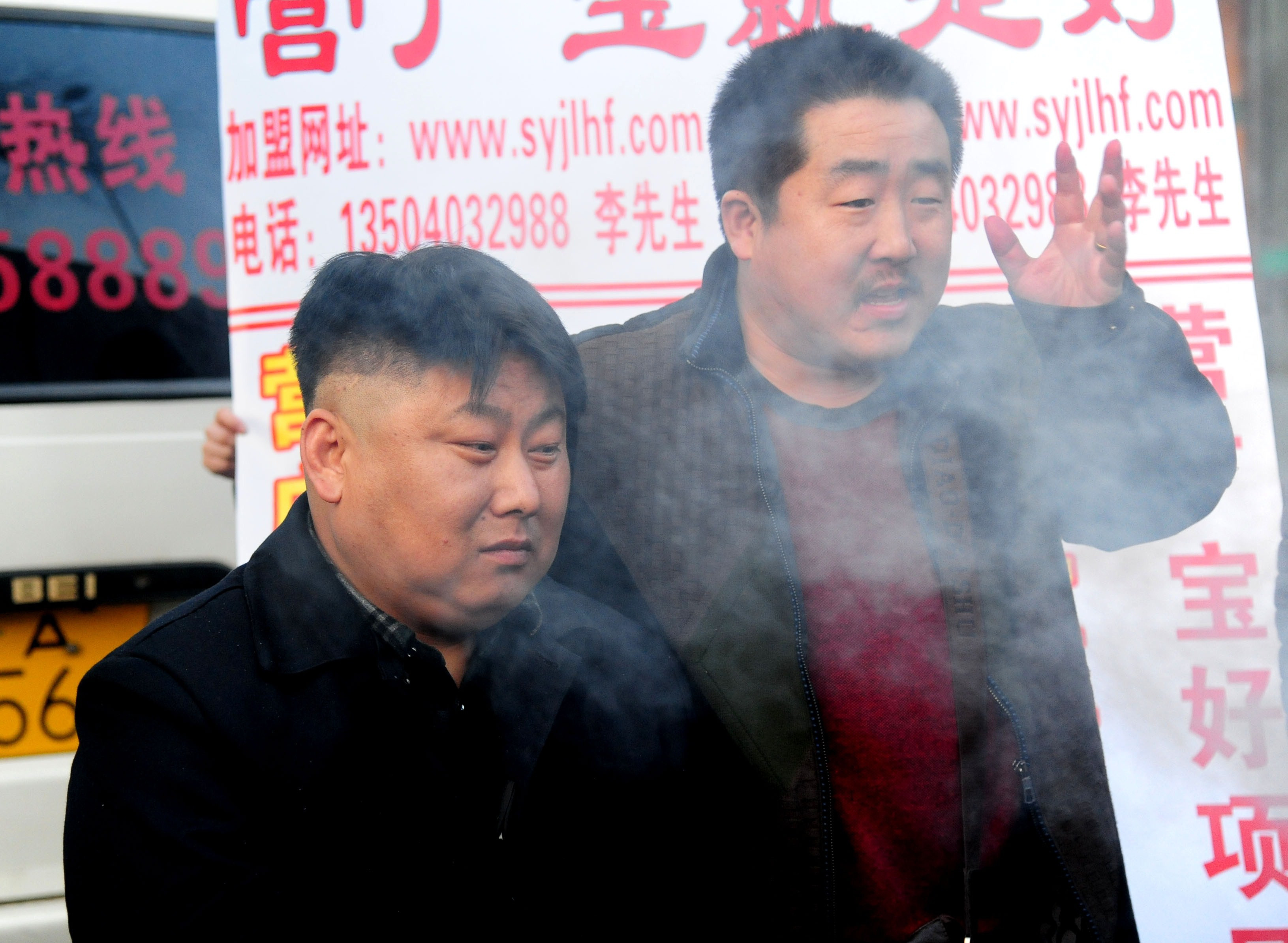 Kim Jong-Un, in spatele unui gratar incins. Cum arata un sosia dictatorului nord-coreean in persoana unui vanzator ambulant