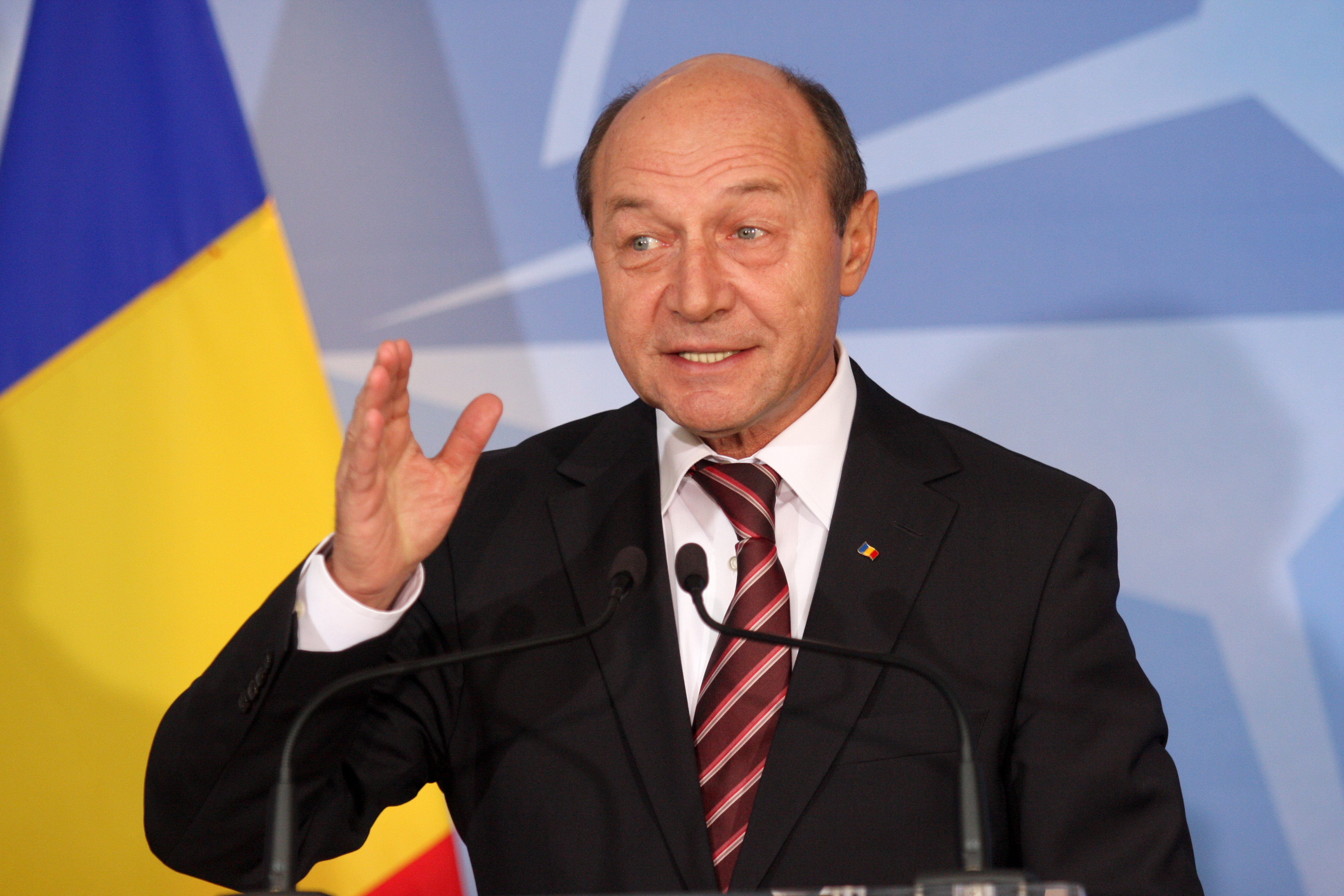 Traian Basescu: "Candidatii la Presedintie trebuie sa spuna daca au fost ofiteri acoperiti. Daca nu, o voi face eu"