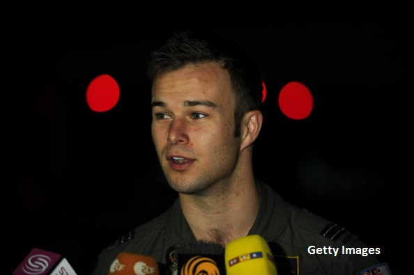 "Mi-ar placea o informare cu el." Pilotul care a luat mintile fetelor, dupa un interviu despre cautarile avionului malaysian