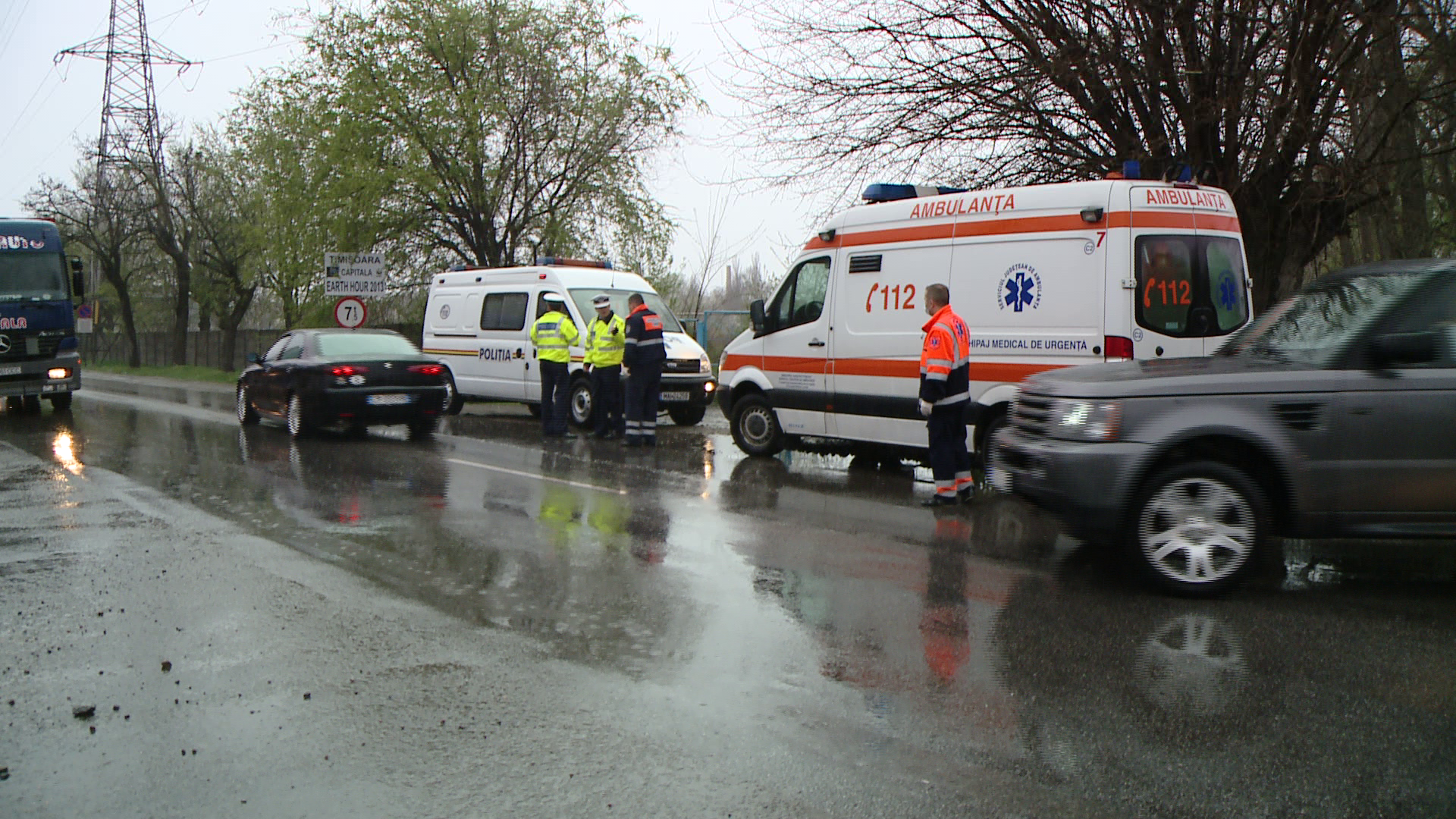 Culmea tupeului.Un sofer a lovit o ambulanta aflata la un accident apoi si-a continuat drumul.Politistii l-au prins in trafic