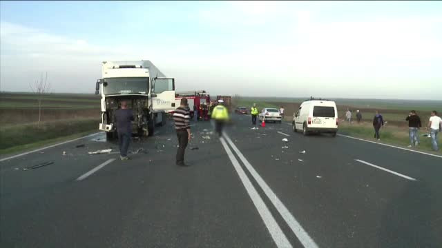 Accident grav in Buzau. Un om a murit si alti patru sunt in stare grava, dupa ce mai multe masini si un TIR s-au ciocnit