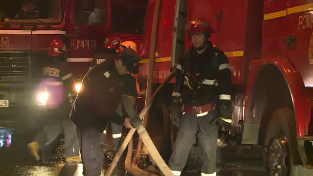 Cinci case din Capitala, distruse de incendiu. Un barbat a ajuns la spital cu arsuri dupa ce a sarit sa isi salveze cainele