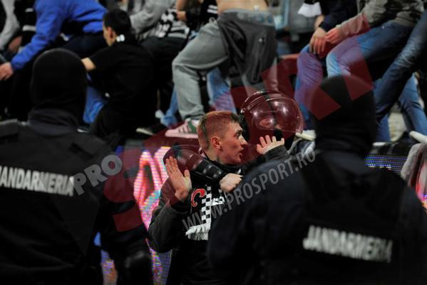 Bucurie imensa pentru fanii lui "U" dupa victoria cu rivala CFR. Ultrasii au intrat pe teren si i-au imbratisat pe jucatori