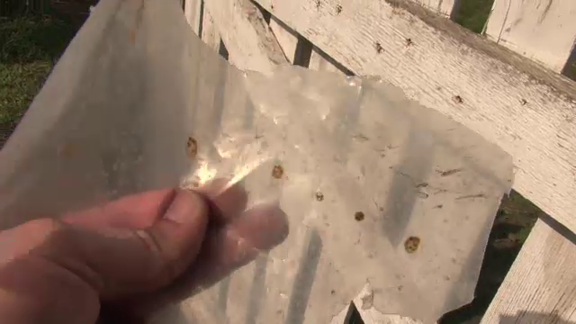 Lichid suspect improscat pe casele a doua familii din Suceava. Oamenii au chemat inspectorii de la protectia mediului