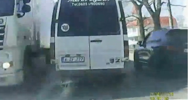 Ce pateste un sofer de Porsche Cayenne care nu tine cont de regulile de circulatie! VIDEO