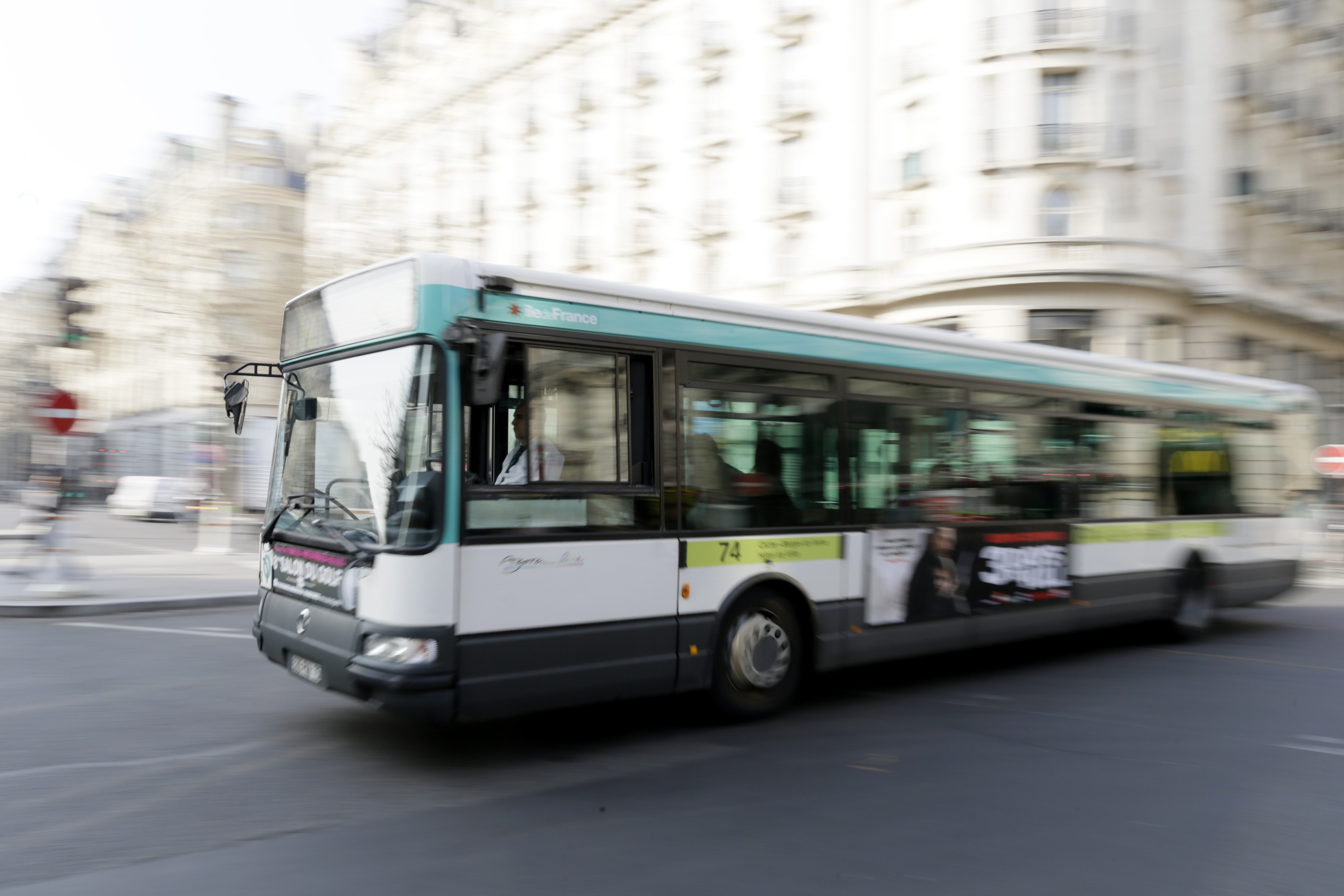 "Romanii merg pe jos, sunteti murdari". Ce a patit un tigan din Romania cand a vrut sa urce intr-un autobuz la Paris