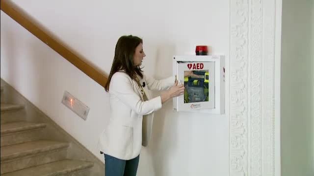 50.000 de romani mor pentru ca nu sunt resuscitati. Cat de utile sunt defibrilatoarele montate in spatiile publice