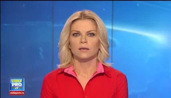 Tanara de 24 de ani, la un pas de-a fi agresata sexual in scara blocului. Camerele de supraveghere au surprins incidentul