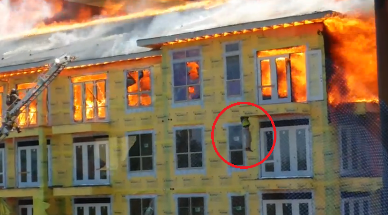 Complex rezidential de 50 de mil. de dolari, distrus de flacari in Texas. Un muncitor s-a atarnat de balcon pentru a scapa