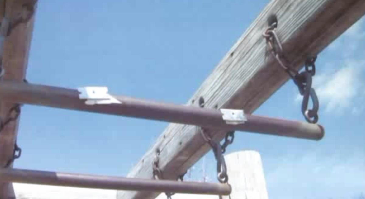 Lame de ras lipite de echipamentul de joaca. Descoperirea facuta de politie intr-un parc pentru copii, din SUA