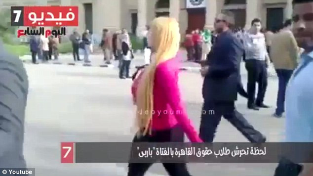 Ce se intampla cand o blonda apare in campusul studentesc din Cairo?Imaginile au fost preluate de toate publicatiile online