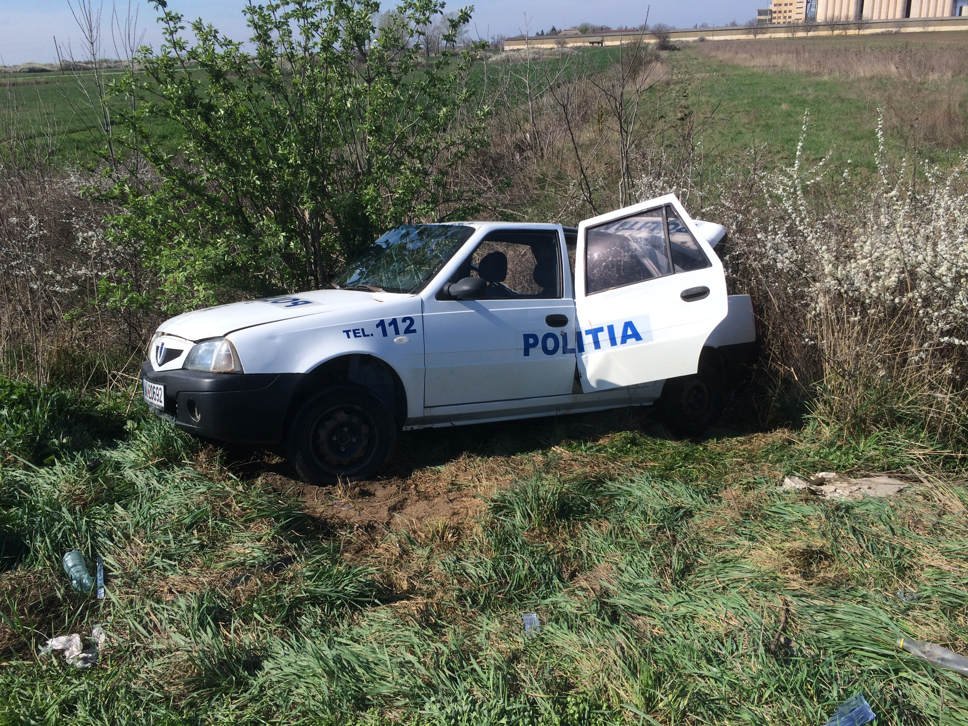 Trei agenti, raniti in urma unui accident rutier petrecut la Jebel
