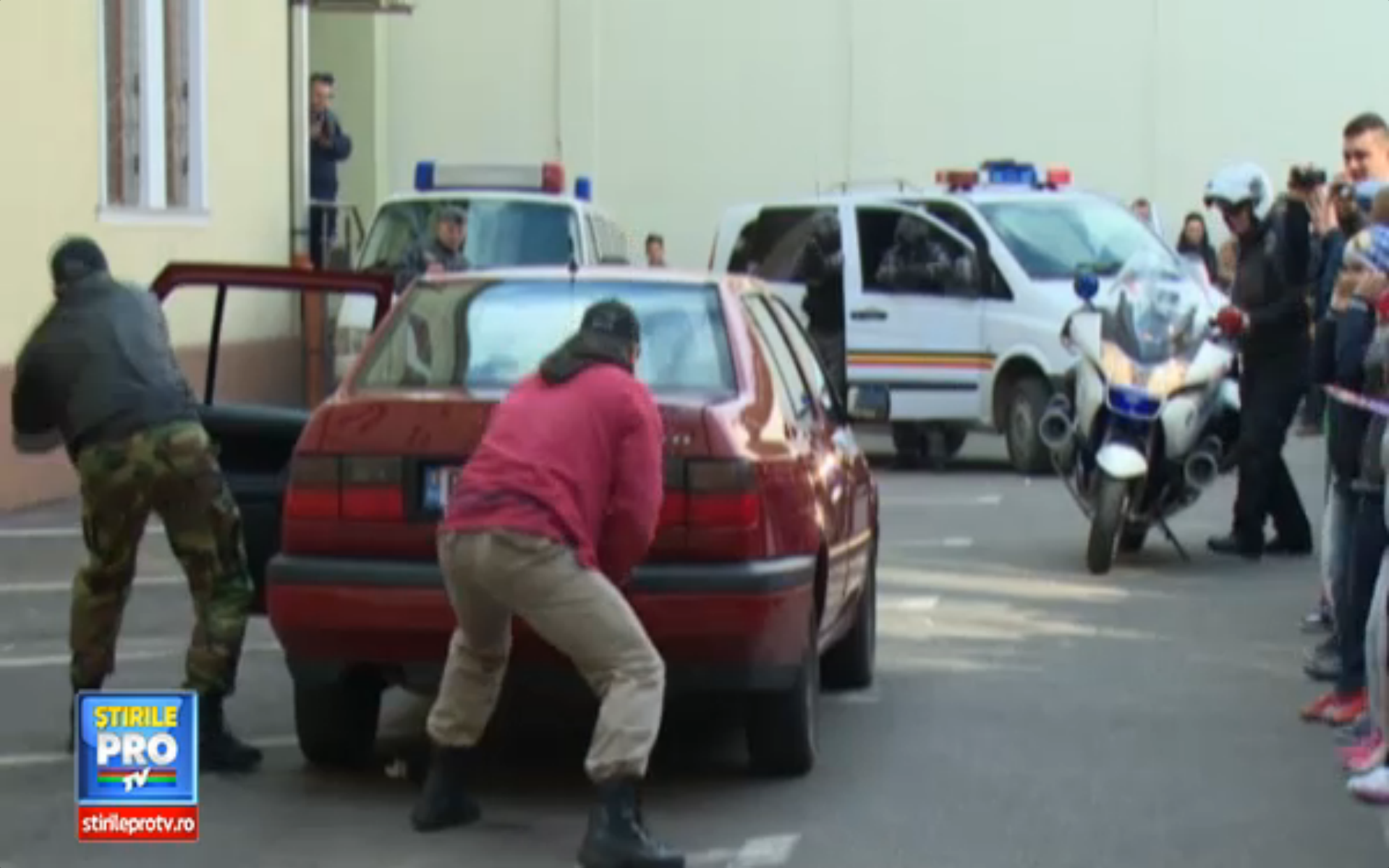 Talhari inarmati cu pistoale au navalit in curtea Politiei Bihor. Totul a fost o demonstratie a oamenilor legii, de ziua lor