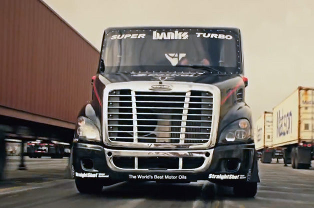 Nu esti in stare de asa ceva, garantam! Cea mai nebuna lectie de drifturi cu un camion de 5 TONE: VIDEO