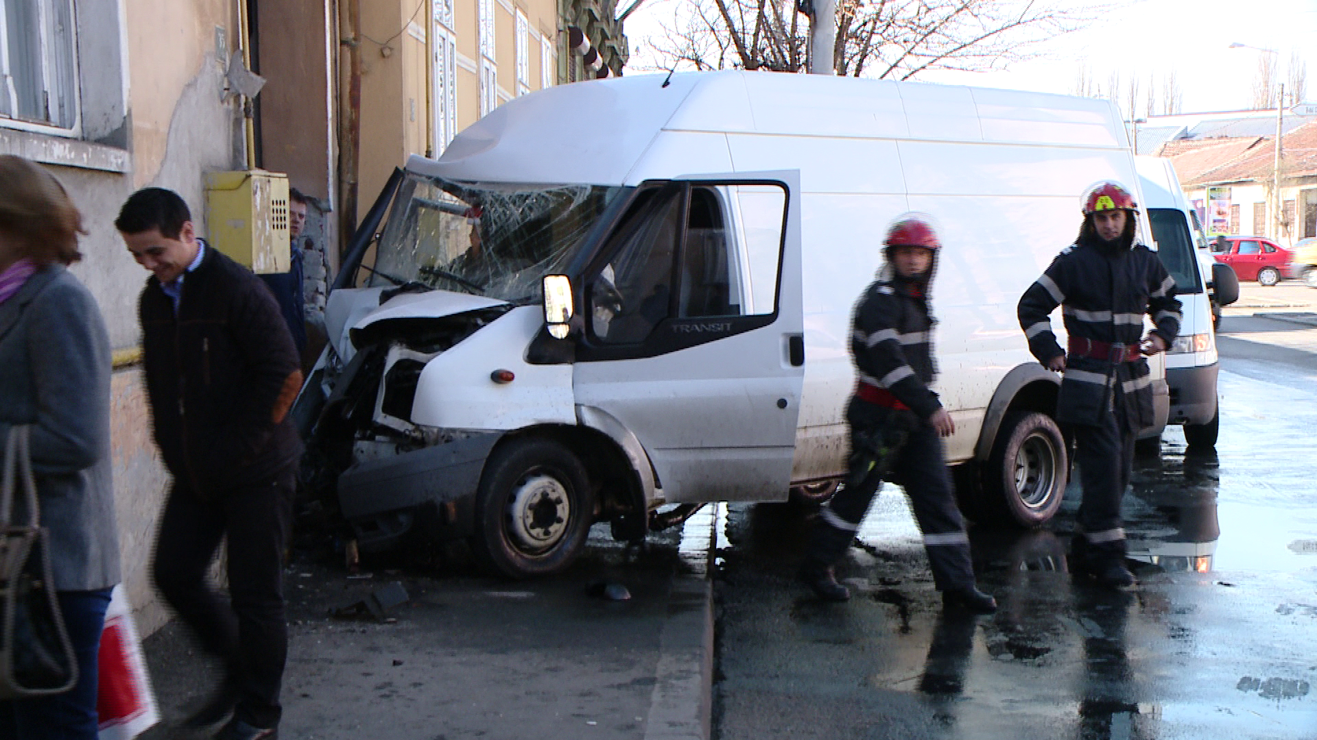 FOTO. Soferul unui microbuz a intrat cu autovehiculul intr-o casa dupa ce a incercat sa evite un accident