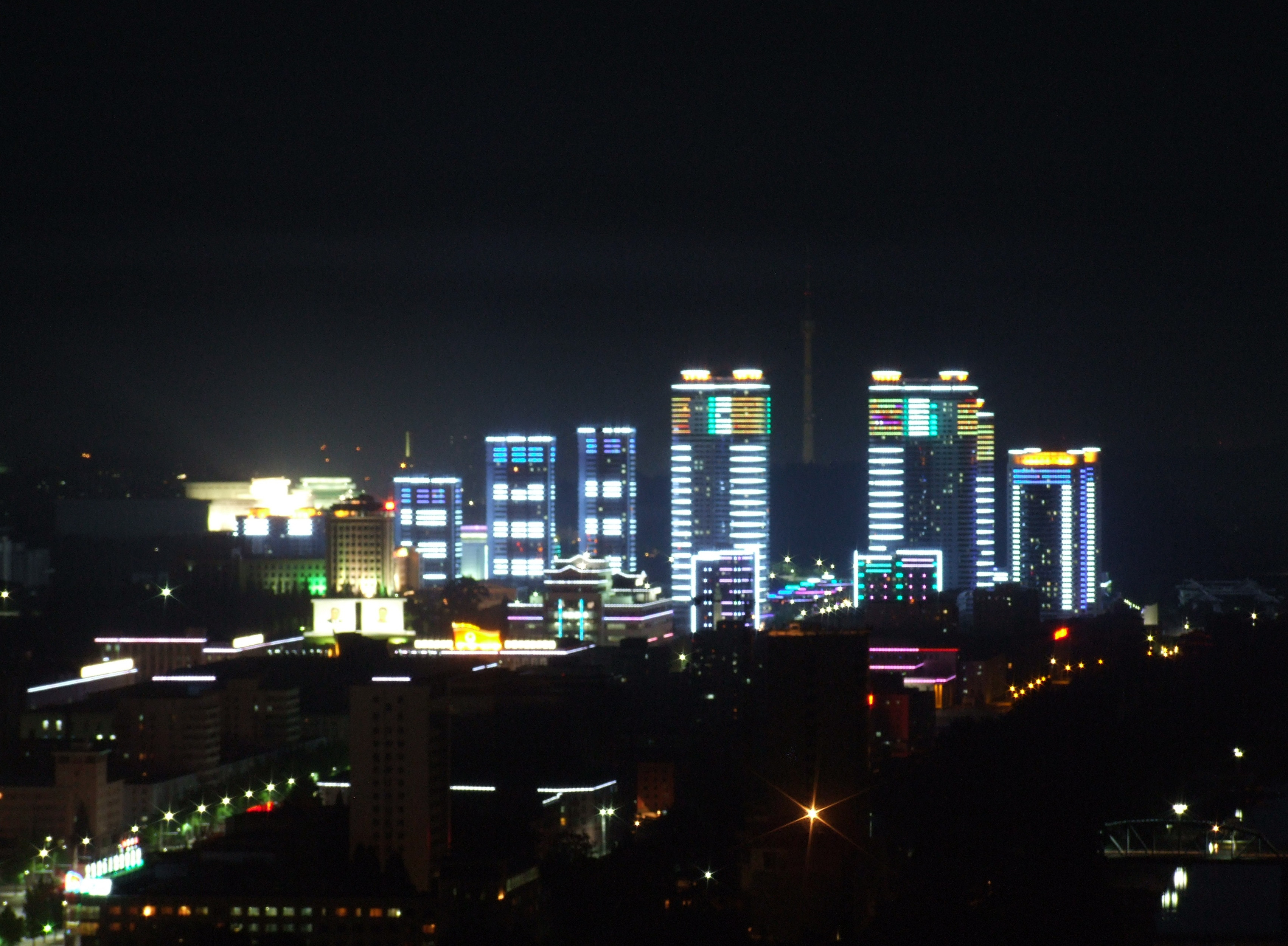 Imagini rare. Cum arata placerile nocturne ale noilor imbogatiti din Coreea de Nord