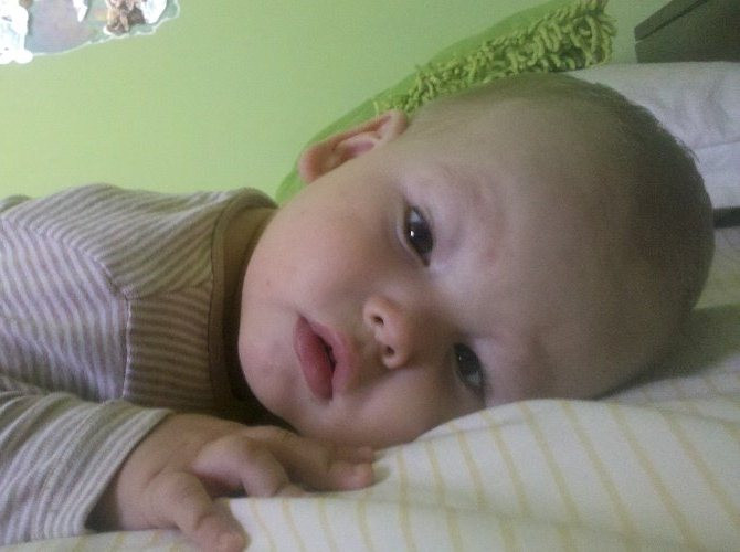 Povestea emotionanta a acestui copil de 2 ani din Romania, care nu isi poate misca mainile si picioarele. Cum il poti ajuta