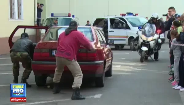 Talhari inarmati cu pistoale au navalit in curtea Politiei Bihor. Totul a fost o demonstratie a oamenilor legii, de ziua lor