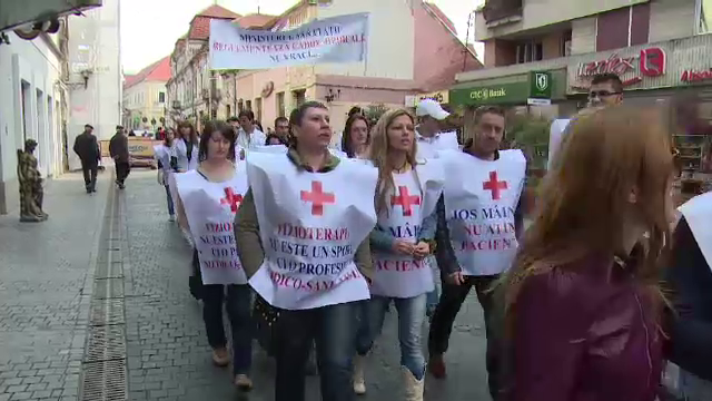 Lipsa legilor ii face pe fizioterapeutii cu diplome egalii vracilor. Leacurile babesti pot avea efecte ireversibile