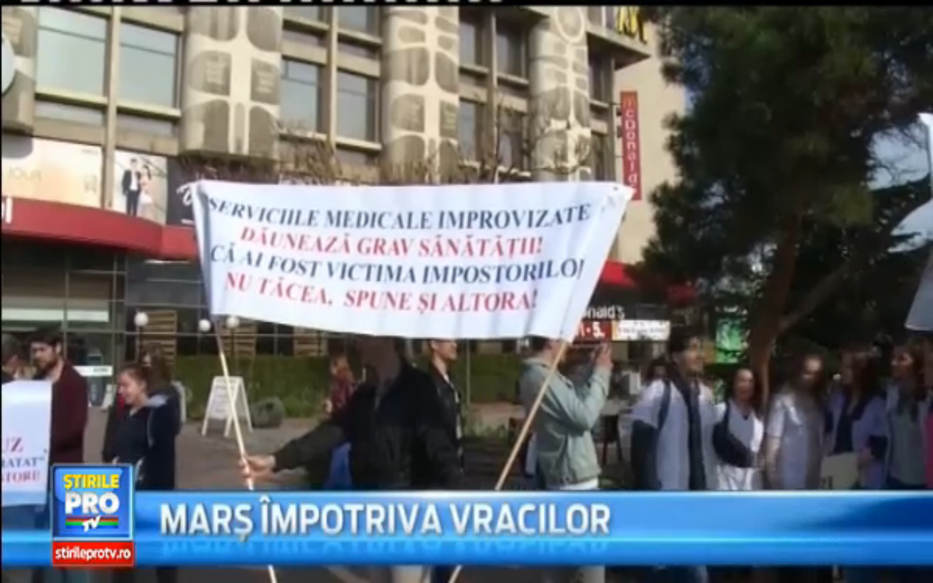 "Refuz sa fiu tratat de impostori". Zeci de persoane au protestat impotriva falsilor practicanti ai fizioterapiei. VIDEO