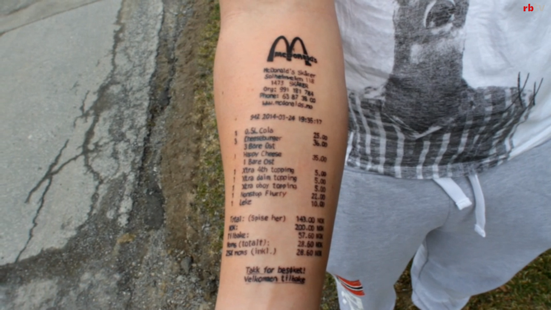 Dovada de devotament sau lipsa de inspiratie? Ce si-a tatuat pe brat un adolescent din Norvegia