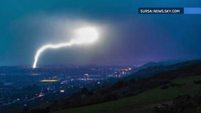 O furtuna de fulgere a oprit circulatia trenurilor Eurostar. O cladire a luat foc in Marea Britanie