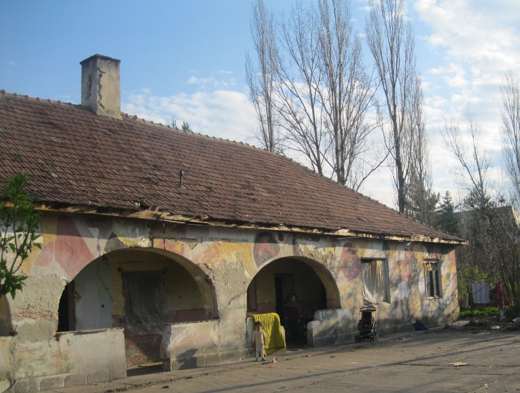 Focar de infectie in cladirile fostei unitati militare din Timisoara. Politistii i-au amendat pe cei care se adaposteau aici
