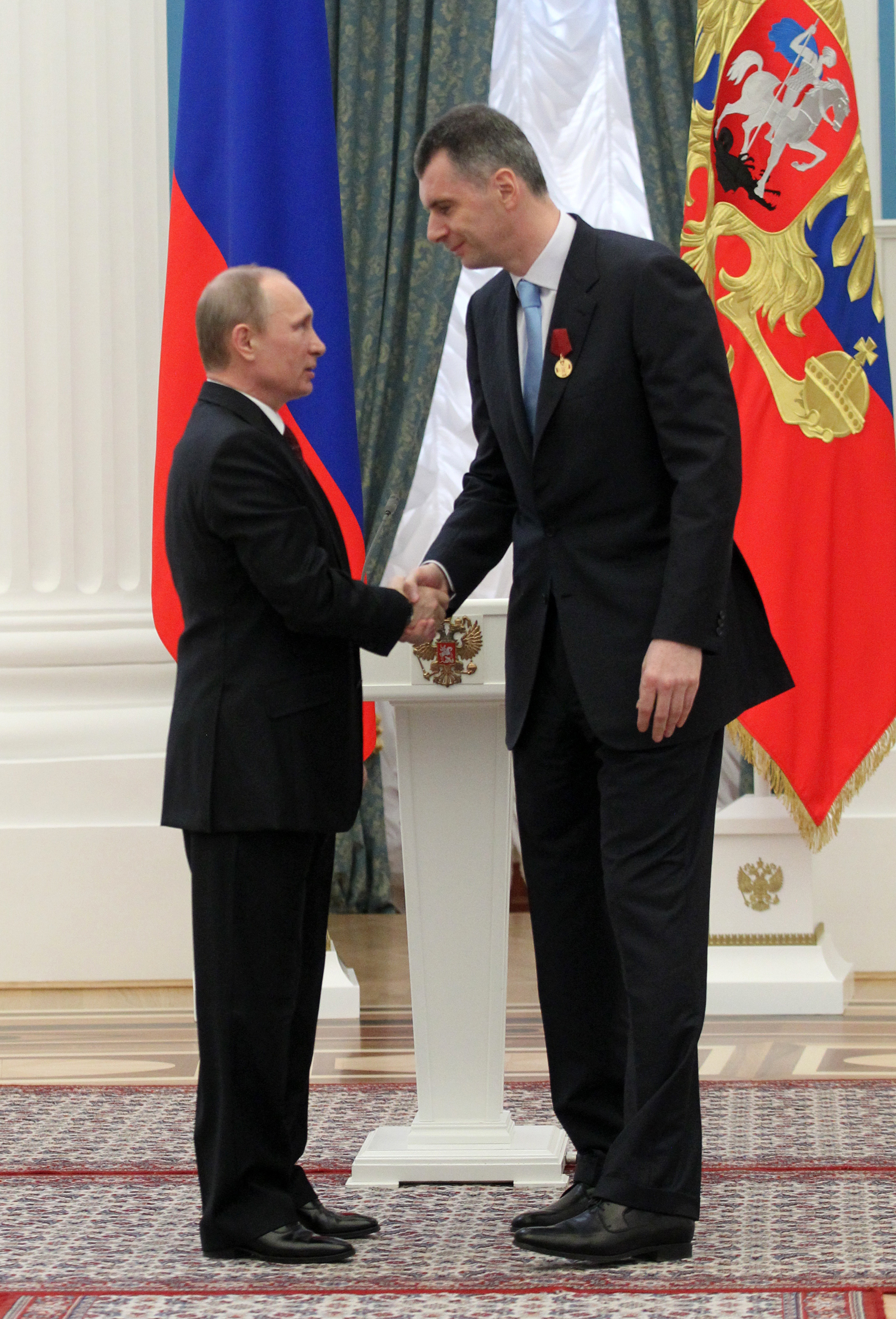 Imaginea saptamanii: Vladimir Putin pare un pitic pe langa un om de afaceri cu care s-a intalnit la Kremlin