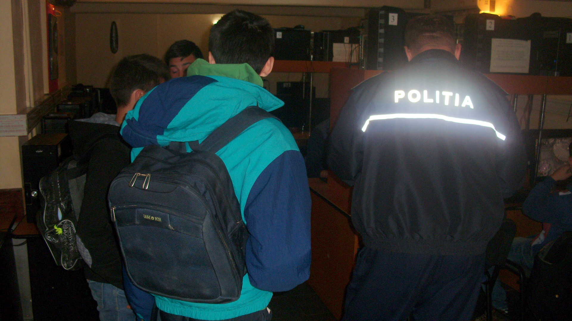 Au confundat sala de clasa cu barul. Cati elevi chiulangii au prins politistii intr-o singura zi