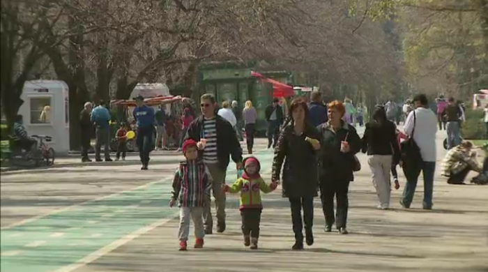 Bucurestenii au profitat de vremea frumoasa si s-au relaxat in parc si pe terase. Care este prognoza pentru zilele urmatoare